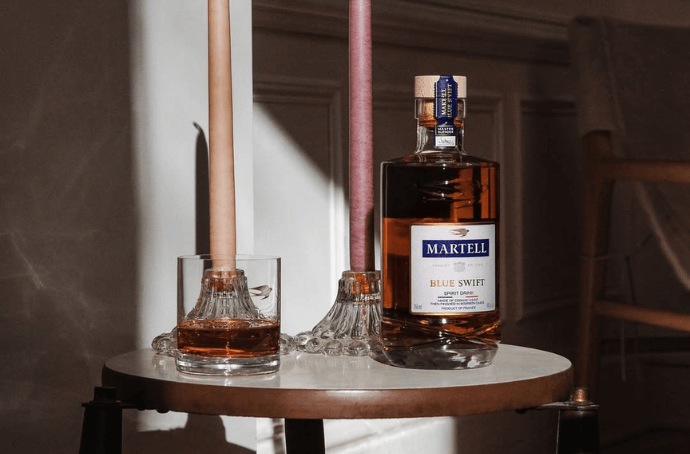 Martell Blue Swift przy świeczniku